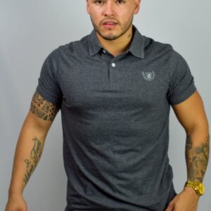 camiseta tipo polo gris oscuro