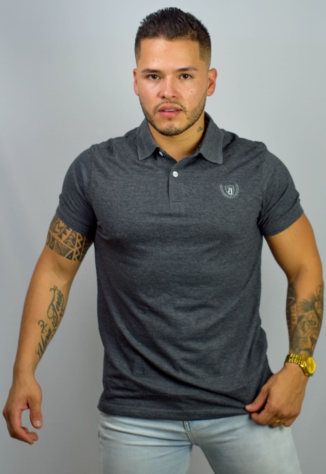 camiseta tipo polo gris oscuro