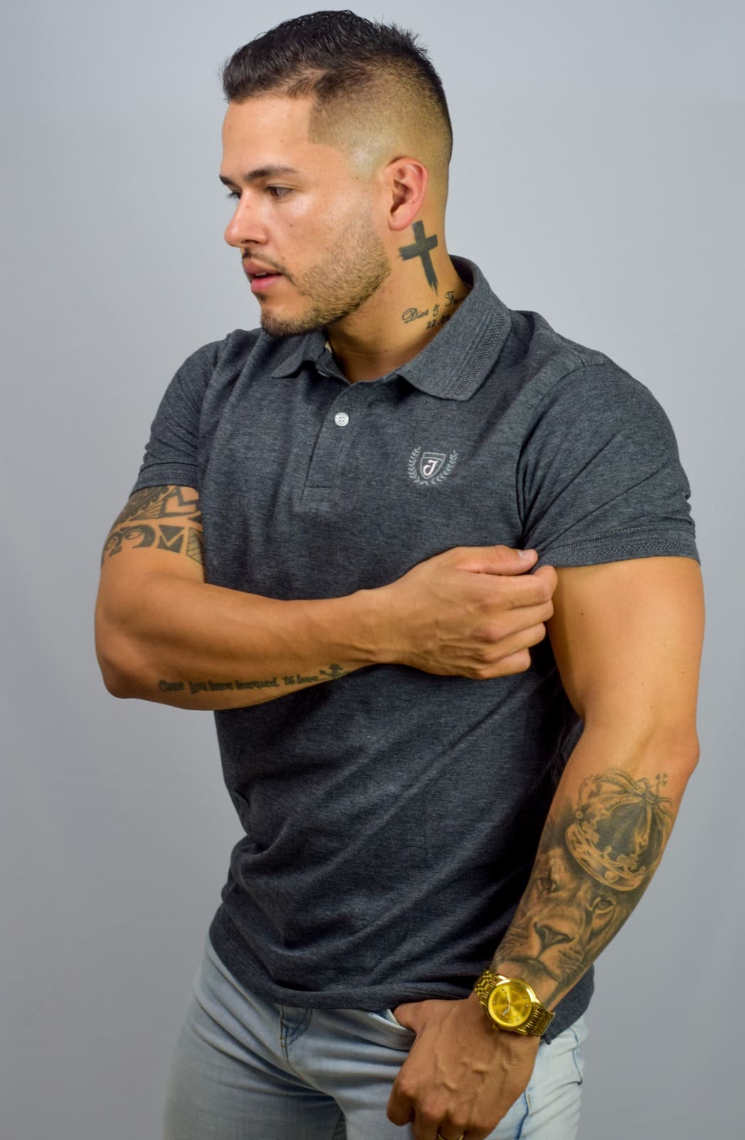 camiseta tipo polo gris oscuro